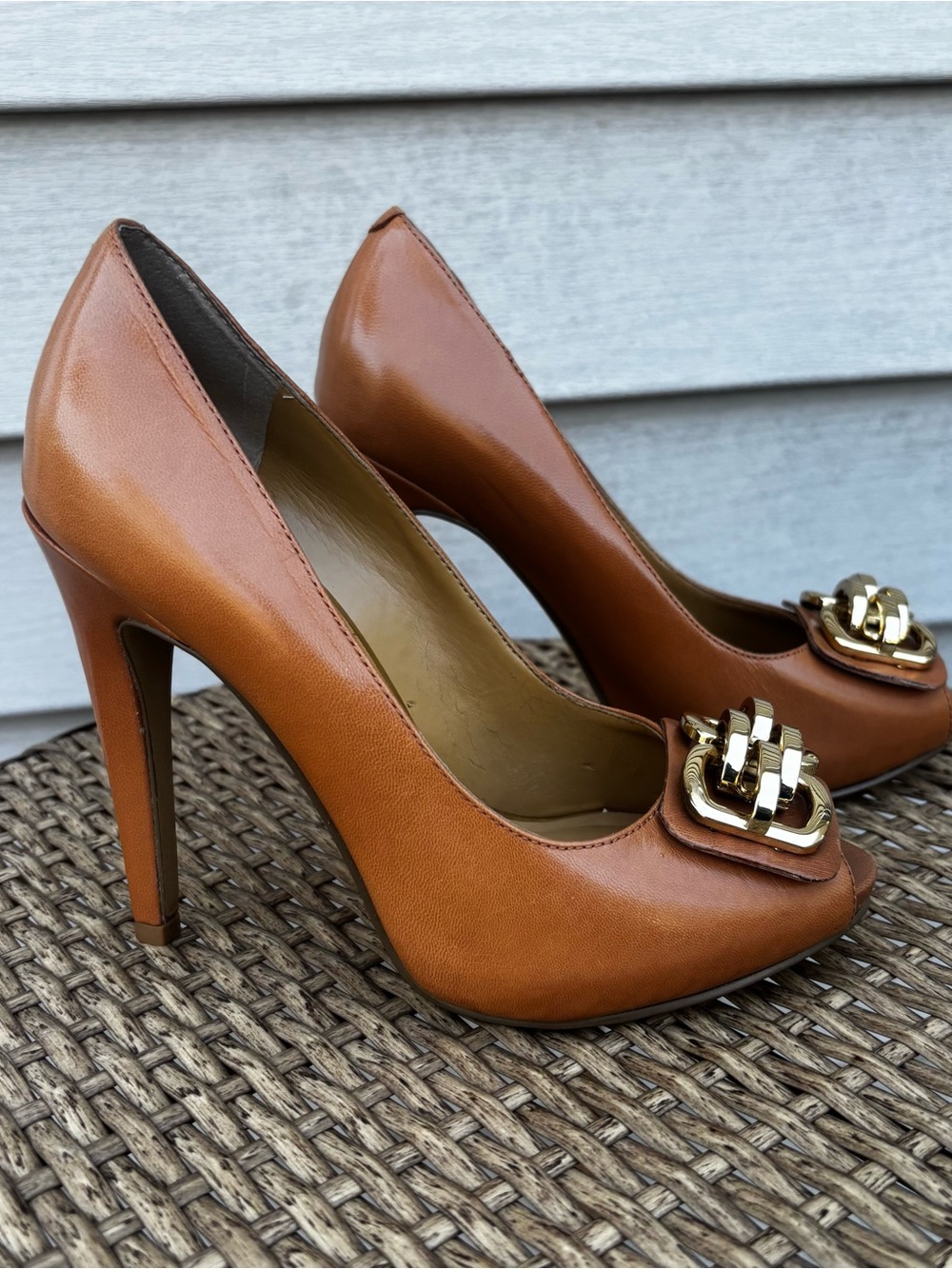 Nine West Camel Tan Leather Peep Toe Heels 6M Gold Chain Accent Classic Pump